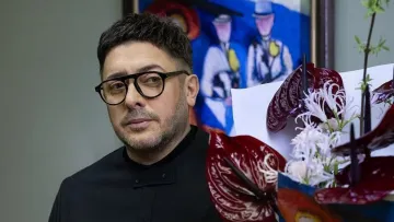 Суханов опублікував фото, на якому цілує іншого чоловіка: чи справді ведучий зробив камінгаут