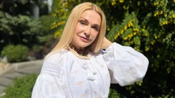 У купальнику та парео: 59-річна Ольга Сумська показала спокусливе пляжне фото