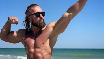 «Їду на зйомки: у формі, з жетоном, зі зброєю»: Олексій Суровцев розповів, як йому допомагає популярність