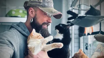 «В «КОтОпарк» вже вкладено більше 100 тисяч доларів»: Олексій Суровцев розповів, як рятує тварин під час війни