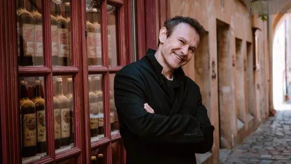 «Нереальний момент»: Святослав Вакарчук заспівав з вуличним музикантом у Дубліні просто неба