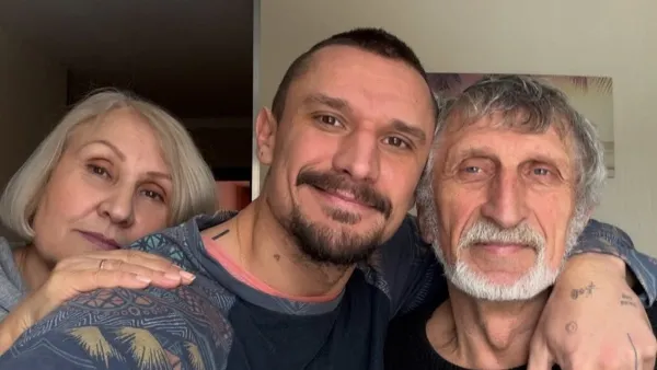 «Татусь в захопленні»: Тарас Цимбалюк відправив батьків у їхню першу закордонну подорож