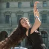 «Відшукала мудрість і маю всю владу»: Jerry Heil показала dark‑лук із хрестом і ботфортами у Парижі