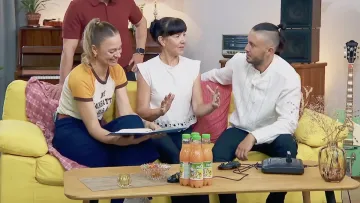 Лідер гурту «Антитіла» Тарас Тополя разом з мамою відвідав шоу «Смак дитинства»: які страви вони готували