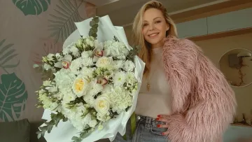 «Ця посмішка»: акторка Трегубова виклала фото у рожевій шубі і замилувала підписників