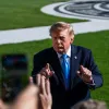 Замість Brioni: Дональд Трамп з'явився на публіці в костюмі маловідомого бренду за 280 доларів