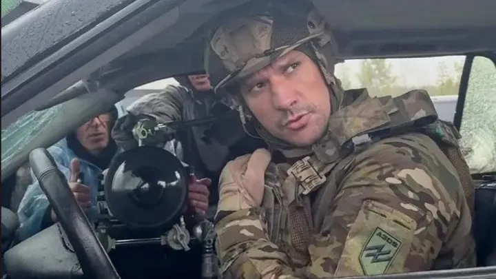 Тарас Цимбалюк відреагував на критику за військову форму: «Герой «Азову» одягнув на мене свій бронік і шеврон»