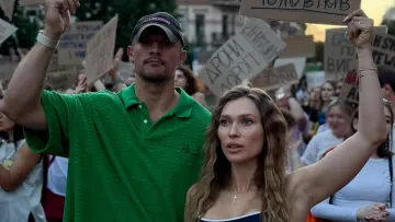 «Україна — це не кабінети»: Тарас Цимбалюк вийшов на протест проти відставки Михайла Федорова разом із Оленою Світлицькою