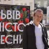 Вакарчук із гітарою безкоштовно заспівав на вулиці Львова: відео імпровізованого концерту лідера Океану Ельзи
