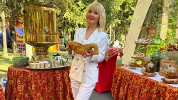 Валерія заспівала серед зруйнованих будинків: Гордон прокляв путіністку і її чоловіка Пригожина