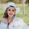 Ліхтарик, талісмани та електрошокер: Наталія Валевська розкрила вміст своєї сумочки