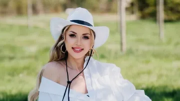 Ліхтарик, талісмани та електрошокер: Наталія Валевська розкрила вміст своєї сумочки