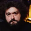 «Прибираю вирвані двері й вікна»: будинок коміка, який переніс важку операцію, постраждав від удару РФ 