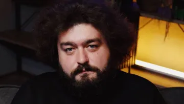 «Прибираю вирвані двері й вікна»: будинок коміка, який переніс важку операцію, постраждав від удару РФ 