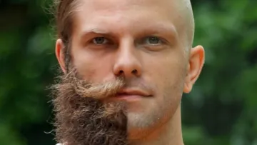 «Нікого не закликаю до дій»: колишній журналіст та телеведучий став монахом, але не православним