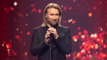 Фото з дружиною, мерч для «вовчиць» і багато квітів: Олег Винник розпочав тур Німеччиною