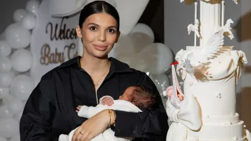 Яна Дога показала фото виписки з пологового будинку: які коштовні подарунки зробив блогерці її чоловік