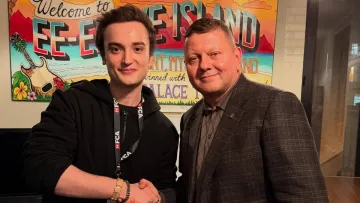 Залужний сходив на «Конотопську відьму» в Лондоні: фото колишнього Головнокомандувача ЗСУ з сином Сумської