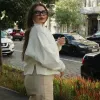 «Наступила моя улюблена пора»: солістка гурту KAZKA показала затишне фото зі своїми книгами