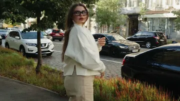 «Наступила моя улюблена пора»: солістка гурту KAZKA показала затишне фото зі своїми книгами