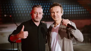 «Є друзі, а є брати по духу»: Вакарчук виступив разом з гуртом «Жадан і Собаки» на концерті в Києві