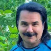 Гігантська Аліна: Павло Зібров похвалився врожаєм полуниці