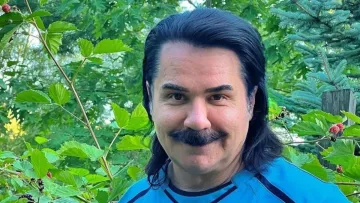 Гігантська Аліна: Павло Зібров похвалився врожаєм полуниці
