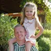 Родина Зінченків на відпочинку: 4-річна Єва в рожевому платті та на плечах у батька підкорила мережу