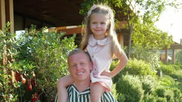Родина Зінченків на відпочинку: 4-річна Єва в рожевому платті та на плечах у батька підкорила мережу