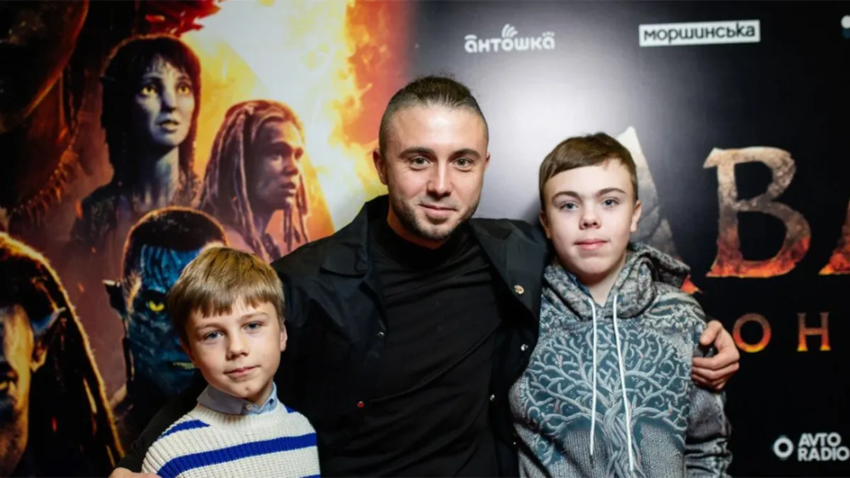 Публічний вихід без коментарів: Тарас Тополя вперше після розлучення з’явився з синами