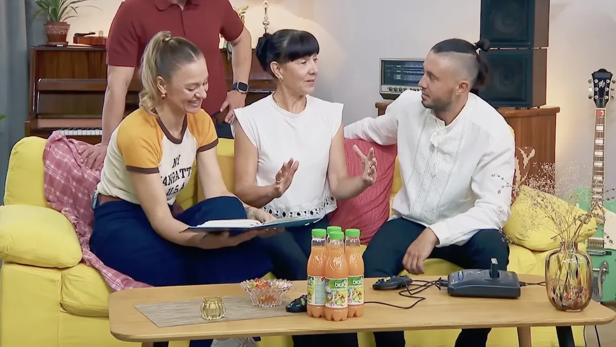 Лідер гурту «Антитіла» Тарас Тополя разом з мамою відвідав шоу «Смак дитинства»: які страви вони готували