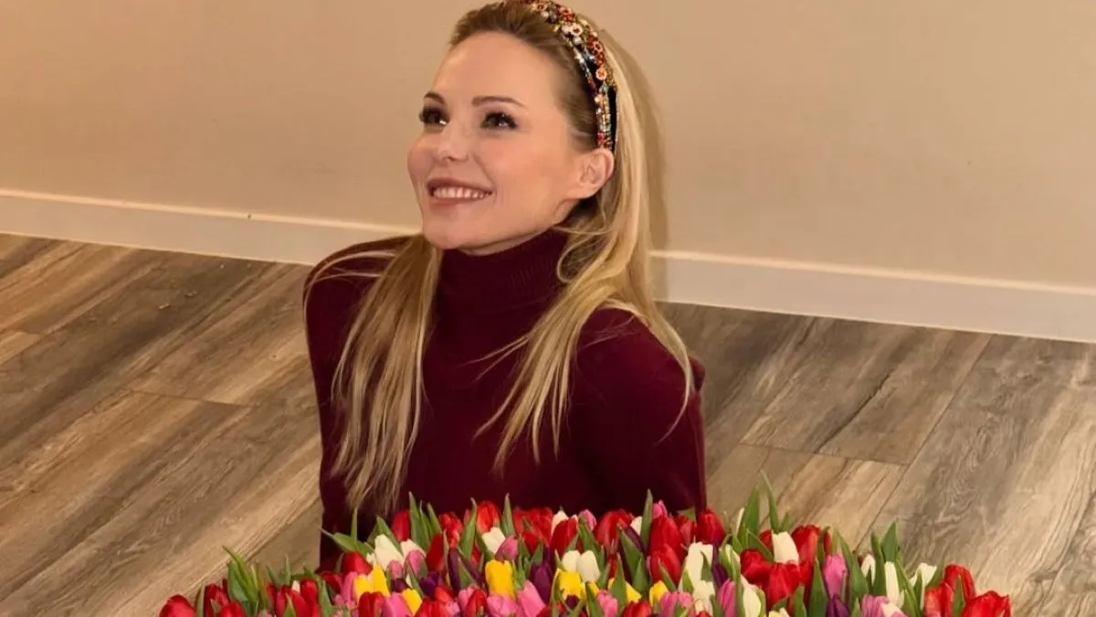 «За вікном ожеледиця, а вдома весна»: Даша Трегубова показала фото з розкішним букетом квітів