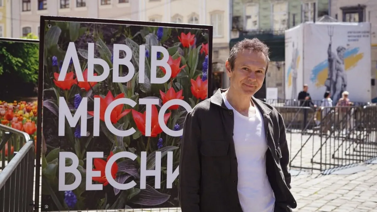 Вакарчук із гітарою безкоштовно заспівав на вулиці Львова: відео імпровізованого концерту лідера Океану Ельзи