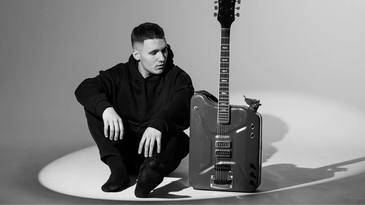 «‎Завжди баба і дід дозволяли трохи більше, ніж батьки»: співак YAKTAK опублікував серію ретро-фото