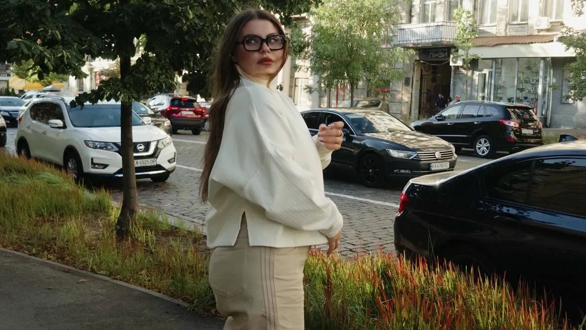 «Наступила моя улюблена пора»: солістка гурту KAZKA показала затишне фото зі своїми книгами