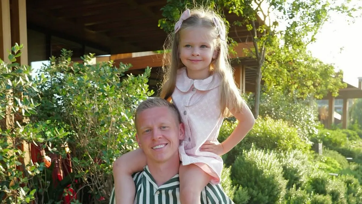 Родина Зінченків на відпочинку: 4-річна Єва в рожевому платті та на плечах у батька підкорила мережу