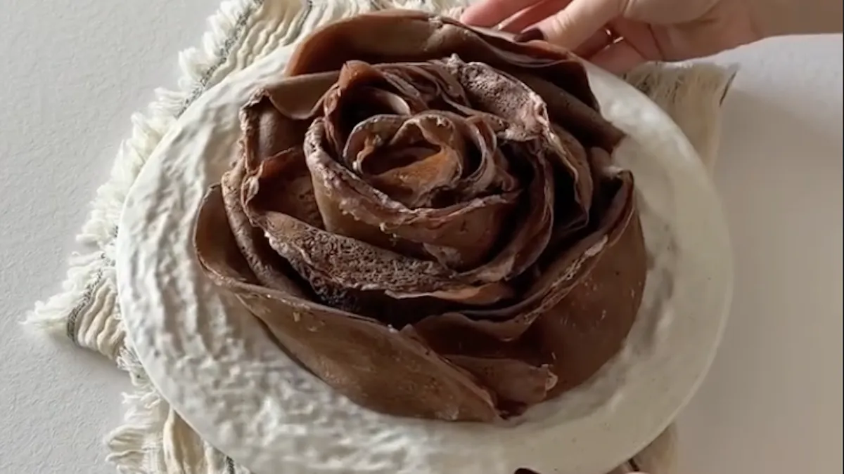 Квітка з млинців від переможниці МастерШеф: ефектний десерт на всі 100%