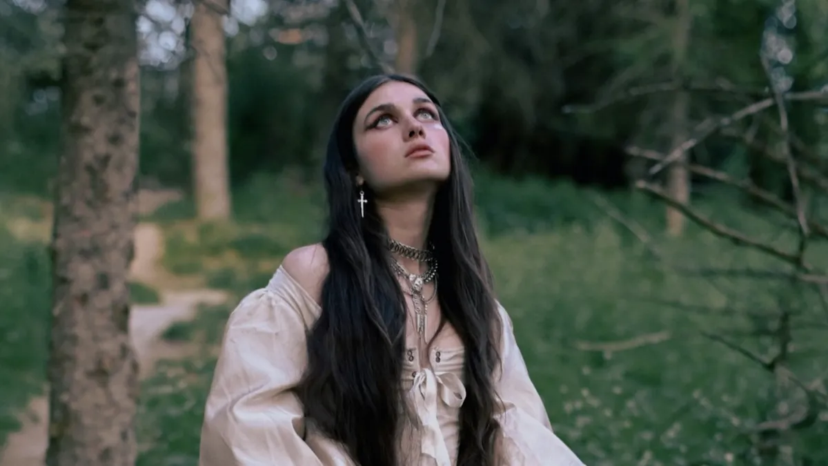 Темне волосся, корсет і ланцюги: Jerry Heil перевтілилася у героїню «Буремного перевалу»