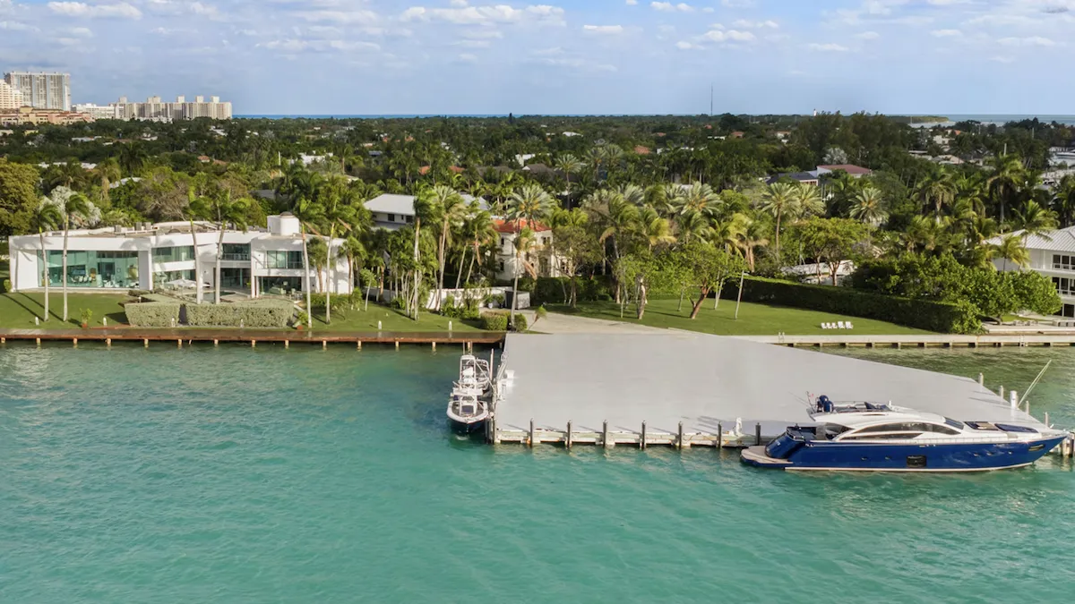 Скляний ліфт та басейн-рояль: як виглядає маєток із «Обличчя зі шрамом», який продають за сотні мільйонів