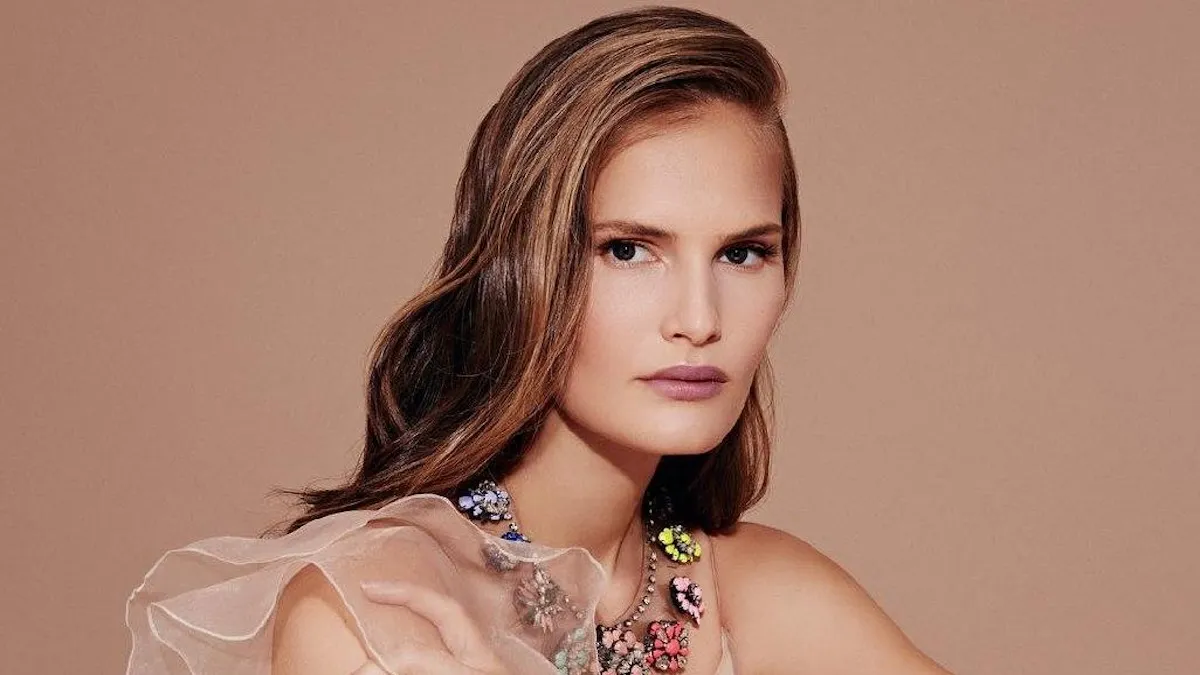 Тільки взуття та сумочка: Алла Костромічова приголомшила обкладинкою ELLE у стилі «ню»