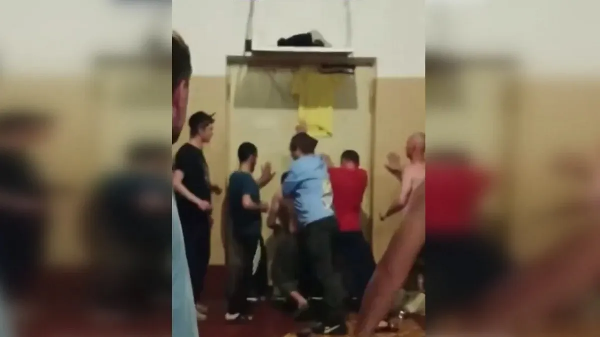 У Києві мобілізовані намагалися силою залишити будівлю ТЦК: брали палиці і виривалися з приміщення – відео