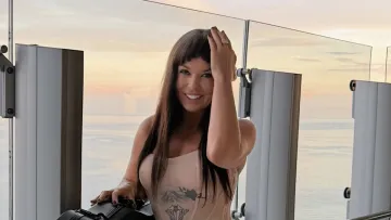 «Груди відволікають від океану»: 60-річна Ассія Ахат продемонструвала форму в обтислому топі 