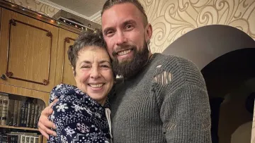 «Виглядаєш максимум на 37»: Олексій Суровцев зворушливо привітав маму з Днем народження