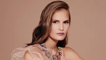 Тільки взуття та сумочка: Алла Костромічова приголомшила обкладинкою ELLE у стилі «ню»