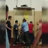 У Києві мобілізовані намагалися силою залишити будівлю ТЦК: брали палиці і виривалися з приміщення – відео