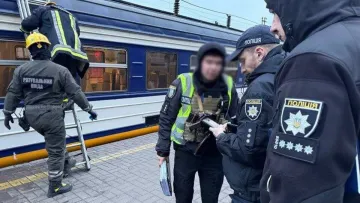 Трагедія в Києві: 16-річний хлопець виліз на електричку і згорів заживо від ураження струмом – моторошне відео