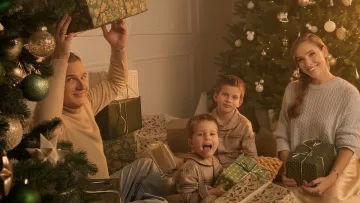 Осадча разом з Горбуновим і дітьми прикрасила різдвяну ялинку: відео сімейної традиції від зірок