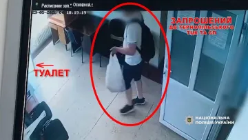 Смерть чоловіка в Тернопільському ТЦК: поліція показала відео, як він заходить з рюкзаком до туалету