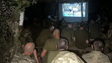 Бій Усика проти Дюбуа дивилися навіть на передовій: Мадяр пообіцяв «чпокнути хробачню» – фотофакт