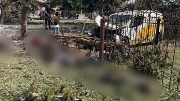 Росіяни вдарили авіабомбою по черзі за пенсією у Яровій на Донеччині: вбито щонайменше 21 людину